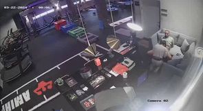 Professor com aluna em academia