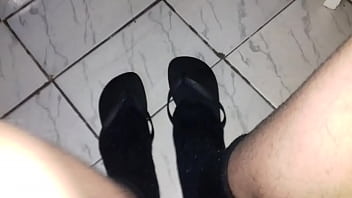 Que tal usar meias pretas com Havaianas tamb&eacute_m pretas? &eacute_ uma delicia um tes&atilde_o