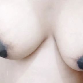 Indian Desi Bhabhi ne apne big boobs ko dabaaya