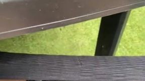 je bois un cafe en terrasse et j’ai une soudaine envie... squirte en pleine ...