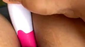 je bois un cafe en terrasse et j’ai une soudaine envie... squirte en pleine ...