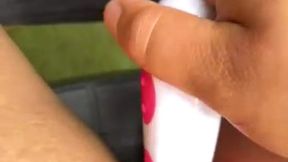 je bois un cafe en terrasse et j’ai une soudaine envie... squirte en pleine ...