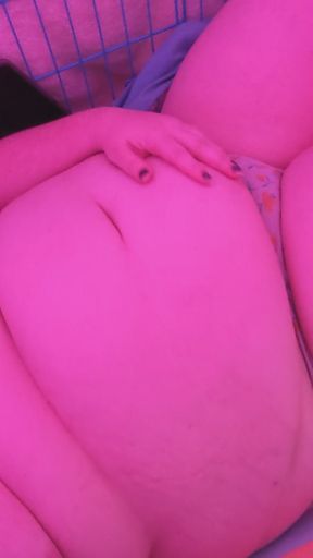 Curvy BBW jiggles her bellybutton