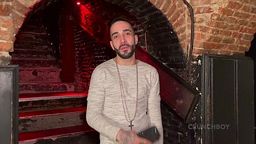 deux beaux mecs espagnols baisent bareback dans une backroom de madrid