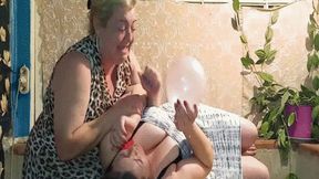 Who is better at blowing balloons MP4(1280*720)HD