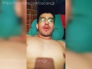 Joven hetero se masturba su verga gruesa al despertar