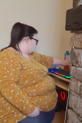 The fattest girl at work struggles