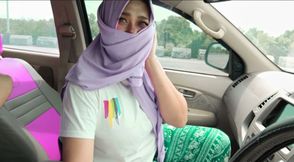 Indo viral Siswi berhijab nyepong kontol di dalam mobil sambil nyetir tantangan untuk nggak crot