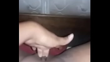 Chica metiendose el dedo