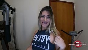 loira mais gostosa do site, melody antunes vai mostrar sua nova academia para o amigo, senta no pau, e acaba dando um esguicho gostoso na cara do marmanjo! parte 1