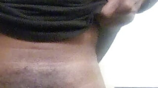 筋肉質のイケメンたちが互いのきつい尻を激しく突き合う。