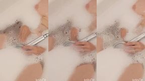 je me touche avec la pomme de la douche