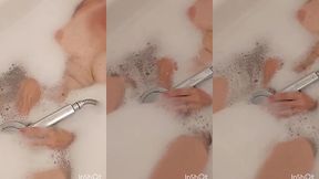 je me touche avec la pomme de la douche