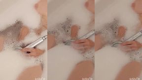 je me touche avec la pomme de la douche