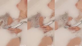 je me touche avec la pomme de la douche