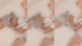 je me touche avec la pomme de la douche