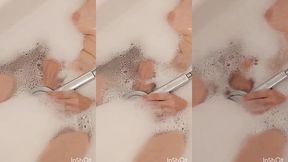 je me touche avec la pomme de la douche
