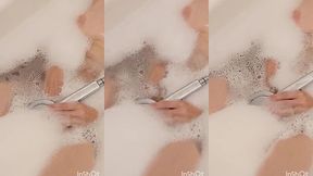 je me touche avec la pomme de la douche