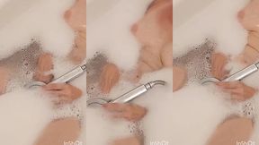 je me touche avec la pomme de la douche
