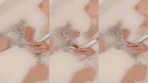 je me touche avec la pomme de la douche
