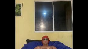 Favelado roludo bate uma punheta enquanto fala putaria