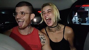 casal fode dentro do uber, e depois esposa paga o uber com boquete