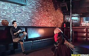 Pitch black pole dancer, Bonnie Rotten