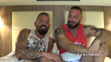 deux beau mecs musclés baisent à l' hotel de paris