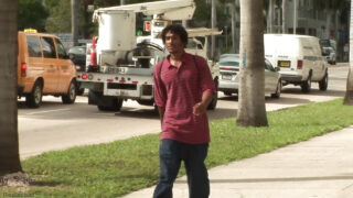 Genç eşcinsel delikanlı penisini okşuyor ve devasa bir BBC'nin yüzüne boşalmasını sağlıyor.