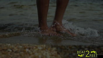 Giggles&#039_ Feet Get Sandy At The Beach On Beat2FeetCom
