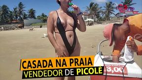 Cristina Almeida de micro mai&ocirc_ se exibindo e pagando peitinho para vendedor de picol&eacute_ em praia bonita RN, ao lado do marido corno.