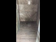 LA ESPOSA de mi hermano me DESCUBRE MIENTRS LA VEO BAÑANDOSE