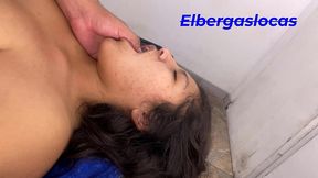 mi hermanastra me lleva a la ducha para ver mi pene y se exita tanto que empezamos a follar en la ducha, se corrio con un squirt