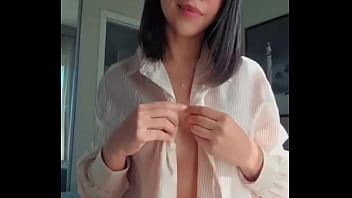 Novinha gostosa se exibindo