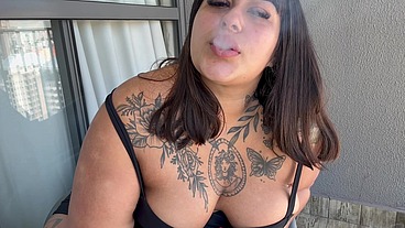 Fumando na varanda e mostrando minha bucetinha pro vizinho smoking fetich