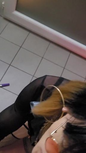 La Patronne Taille Des Pipes Pour La Prime De Noel. 15 Dec 23 Ejaculation Sur Les Lunettes Vanessabitchx Pctrvprod 75 HD 2K