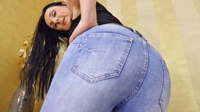 Lady Luciana in sexy jeans - small version