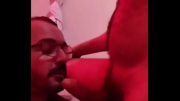 Dando aquela mamada gostosa.