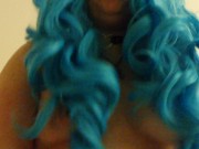Kurvige Cosplay Schlampe mit blauen Haaren bläst tief und reitet den Schwanz