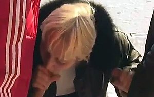 Moden kvinde og 2 unge fyre -