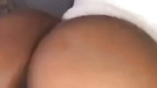 性感美女以女牛仔式骑乘男人的阴茎，然后被深插屁股