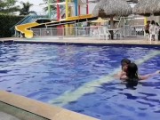 salimos a piscina el enano yo, empiezo a masturbarlo en la piscina y seguimos follando en baño