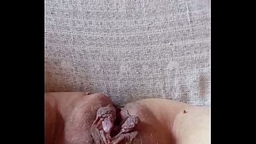 Moglie incinta, spalanca la fica pelosa.