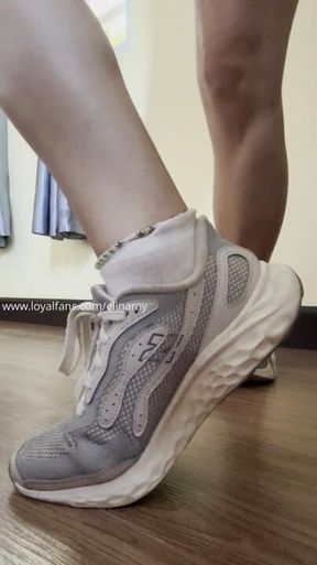 Schuhe, Socken und Nylons ausziehen nach langem Backpacking in Asien 🥵