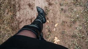 HIGH HEELS MUD Walking in the mud in high heeled boots