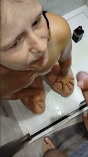 Sika mi do buzi, a ja pije jego mocz podczas kąpieli...