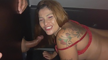 Fui no swing e fiquei bem puta chupei varias rola no glorihole e levei gozada na buceta