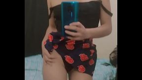 Colegiala otaku con falda de akatsuki se masturba para su novio frente al espejo