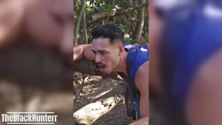 Trio all'aperto con muscolosi ragazzi neri amatoriali che si fanno scopare il culo duramente