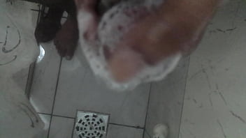 Punheta no banho